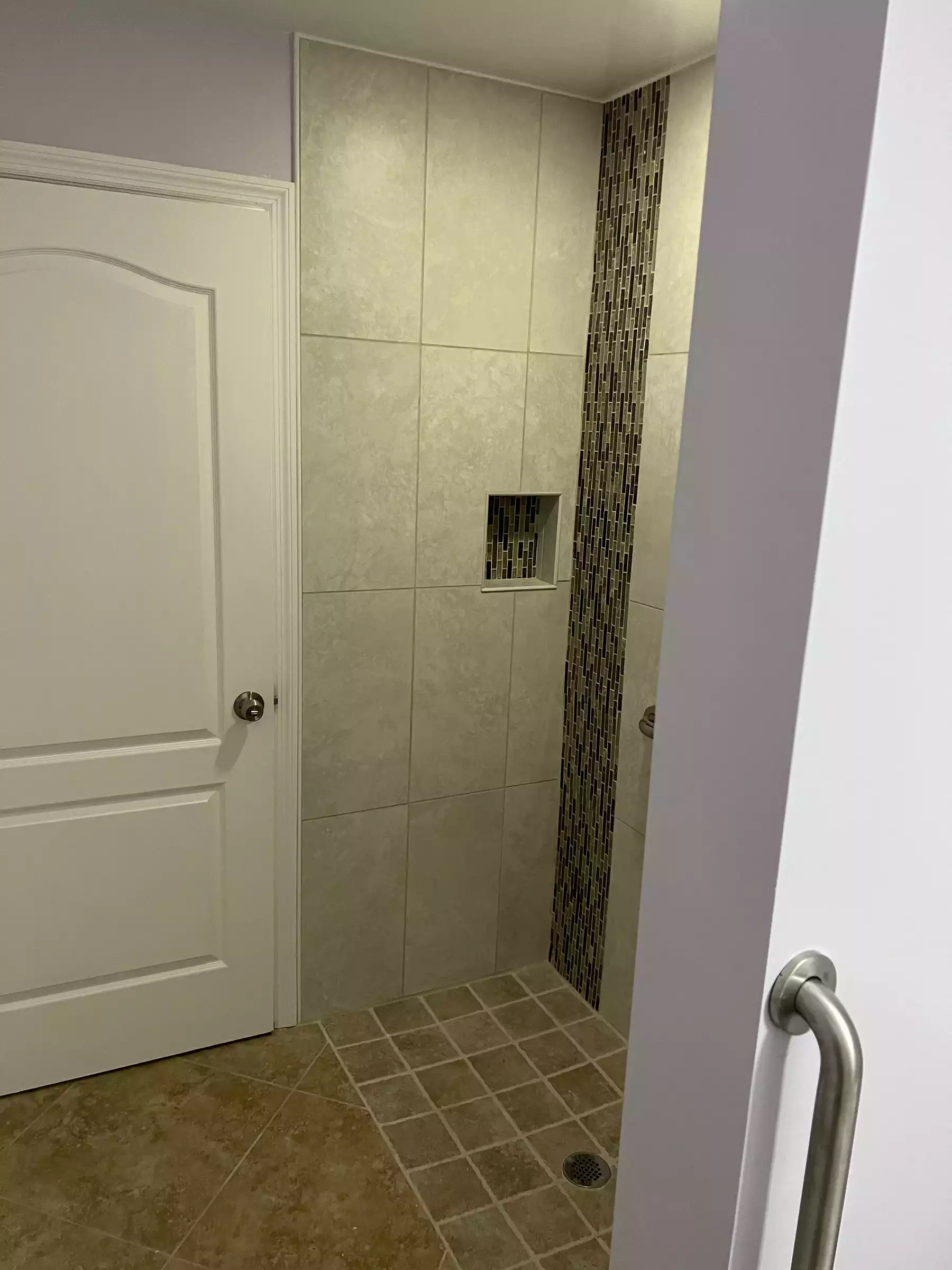 Nice neutral wall tile and a beautiful waterfall scene in both corners
