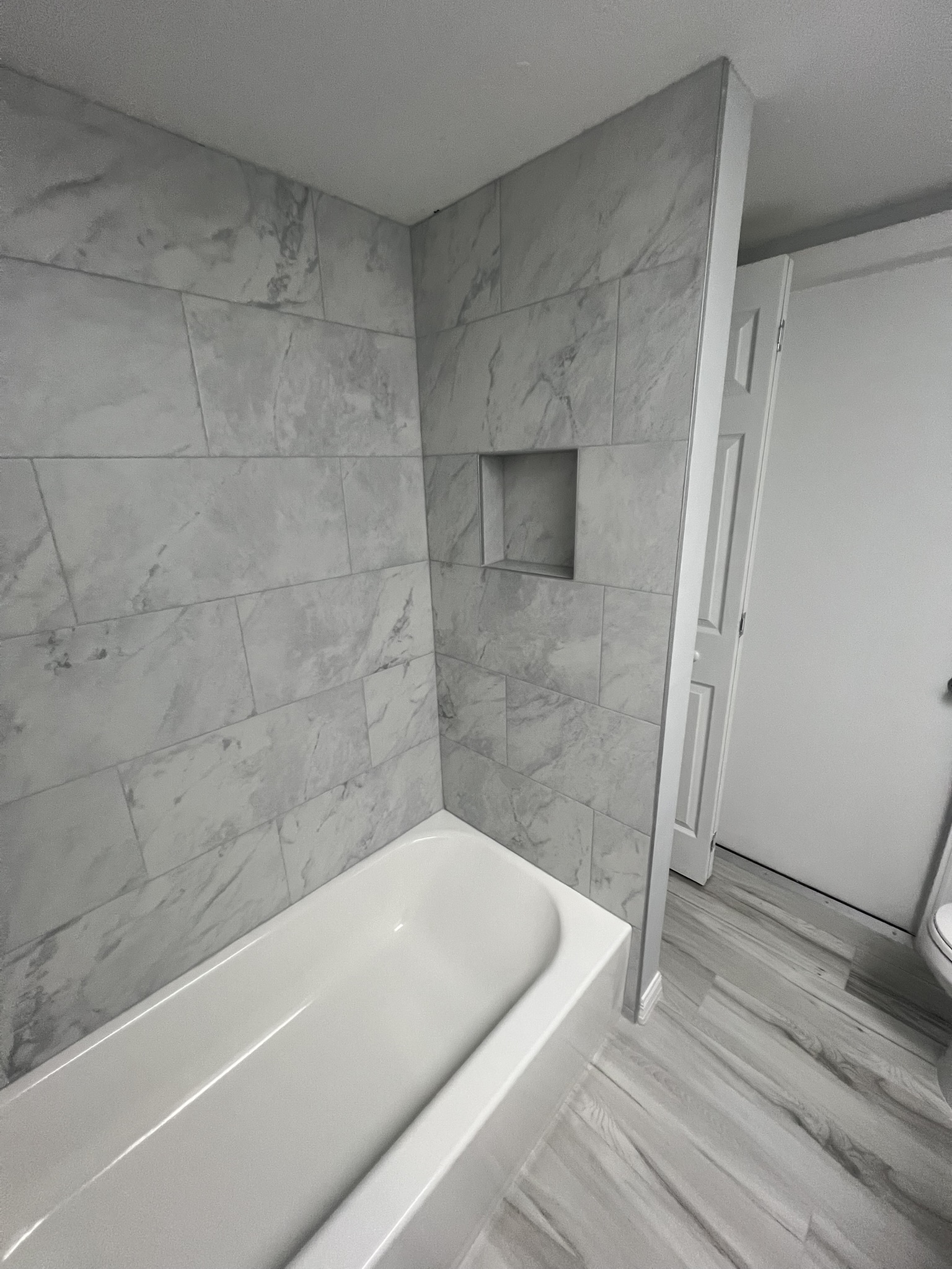 Guest bath shower with built-in niche